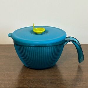 TUPPERWARE 2 CUP BLUE RIBBED VENT N SERVE SOUP MUG WITH HANDLE & VENTED SEAL